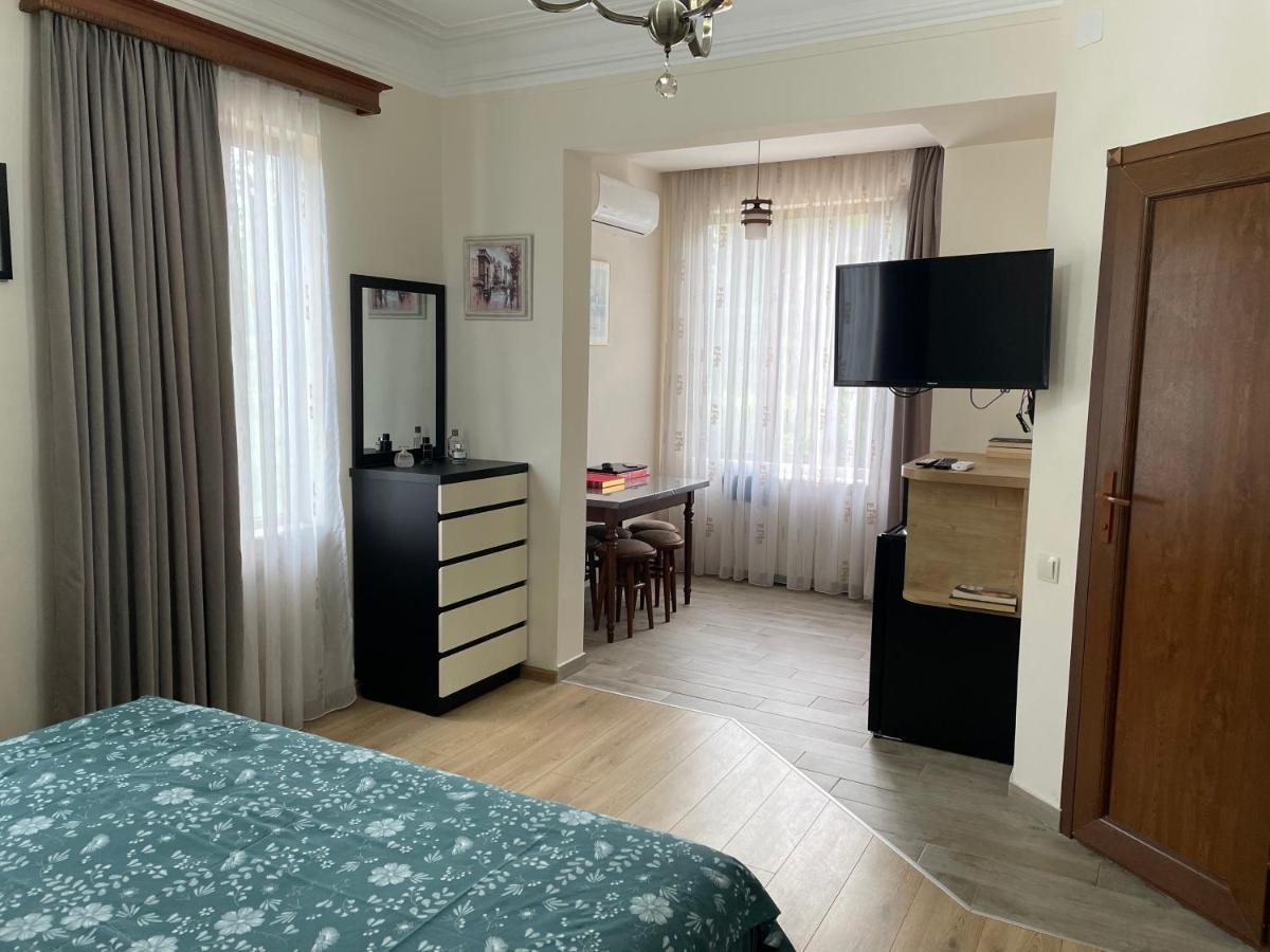 Temo Guest House 10 Batumi Bagian luar foto